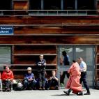 Un hombre es escoltada por un gendarme.