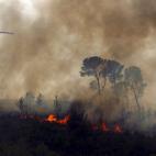 Un helicóptero durante las labores de extinción en los alrededores de Alcublas y Liria