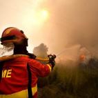 Uno de los efectivos de la Unidad Militar de Emergencias trabaja con una manguera en el municpio de Altury para combatir el incendio de Cortes de Pallás.