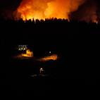 Varias unidades intentan aplacar el fuego en el de la isla de Tenerife