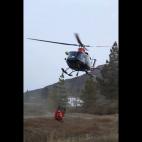 Un helicóptero del Gobierno de Canarias realiza maniobras en la zona de Ifonche, en el municipio tinerfeño de Arona, debido al incendio que se ha declarado en el sur de la isla.