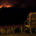 Unos vecinos del municipio de Adeje contemplan el incendio desde su casa