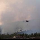 Un helicóptero del Gobierno de Canarias intenta sofocar las llamas en la zona de Ifonche, en el municipio tinerfeño de Arona.