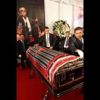 El féretro con el cuerpo de la cantante Chavela Vargas llegó a la Plaza Garibaldi de la capital, donde se le rindió homenaje póstumo. (Agosto 6, 2012)