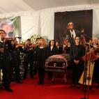 La titular del Consejo Nacional para la Cultural y las Artes, Consuelo Sáizar entre otras personalidades montaron una guardia de honor ante el féretro de la cantante Chavela Vargas, fallecida la víspera a los 93 años de edad. (Agosto 6, 2012)