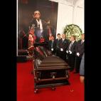 Cientos de seguidores dieron el último adiós a la cantante mexicana Chavela Vargas, en la Plaza Garibaldi, de la Ciudad de México, donde se le rindió homenaje póstumo a la intérprete que murió ayer a los 93 años de edad. (Agosto 7, 2012)