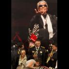 Una mujer besa el féretro de Chavela Vargas durante el homenaje que se le brindó en Garibaldi. (Agosto 7, 2012)