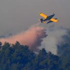 Una avioneta sobrevuela la zona afectada por la llamas