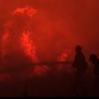 Bomberos tratan de sofocar las llamas de madrugada