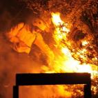 Un Bombero en pleno trabajo de extinción