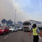 Varios vehículos procedentes de la AP-7 son desviados después de cortar al tráfico la circulación de la autopista en ambos sentidos.