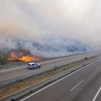 Un vehículo de la Policía circula por la AP-7 tras ser cortada