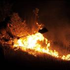 Un bombero intenta sofocar unas llamas