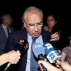 Alfonso Guerra, atiende a los medios de comunicación a su llegada al domicilio familiar del recientemente fallecido Gregorio Peces Barba