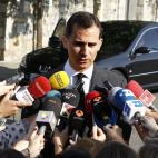 El príncipe Felipe atiende a los medios