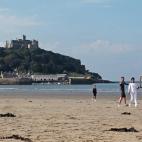 Al fondo, la abadía del Monte San Michel en Cornualles. | Getty