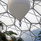 Volando sobre el proyecto Edén, un bosque que tiene una zona con esculturas. | Getty