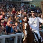Zara Philips, nieta de la reina Isabel, también ha sido portadora. En la foto, en su caballo Toy Town (ciudad del juguete) de camino a Cheltenham. | Getty