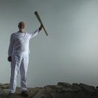 El alpinista británico Chris Bonington, de 77 años, el primer hombre que ascendió el Annapurna por su cara sur, se encargó de llevar la antorcha a lo más alto del pico Snowdon, el más alto de Gales.