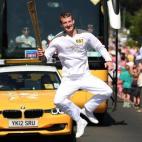 Son muchos los portadores de la antorcha que se animan a dar algún tipo de pirueta. Éste, en Kinmel Bay (Denbighshire).