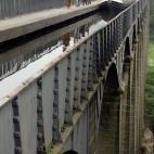 En barco movido a pie, por fuerza, en el acueducto Pontcysyllte, declarado Patrimonio de la Humanidad por la UNESCO, en Llangollen (Gales). | Getty