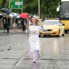 Una presentadora de television, Zoe Salmon, portando la antorcha en Templepatrick (Irlanda del Norte). | Getty