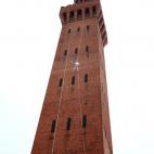 En su 40º día de aventura de camino a Londres, por los aires en la torre Royal Dock. | Getty