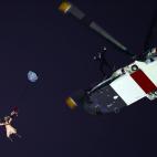 La Reina de Inglaterra saltando en paracaídas. Uno de los momentos estrella de la noche y más divertidos. El actor Daniel Craig, haciendo de James Bond, pasó a buscar a Isabel II a palacio y juntos viajaron en helicóptero hasta el estadio. E...