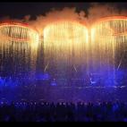 Los aros forjados en la fábrica tras la revolución industrial se izaron provocando una lluvia de fuego