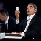 Rowar Atckinson, más conocido como Mr Bean, interpretando a Vangelis a los teclados. Muy divertido.