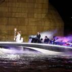 Un guapísimo David Beckham llevando por el Támesis la antorcha olímpica hasta el estadio.