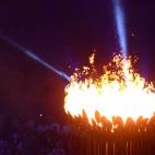 Un sorprendente pebetero que acabó encendido en medio del estadio, fruto de un nido de 204 pequeños pebeteros que representaban a los distintos comités olímpicos. Los fuegos se unificaron en uno y se alzaron en el centro del estadio. Especta...