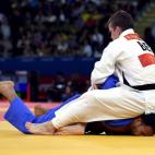 Dirk van Tichelt y Maher Abu Rmilah en judo -73 kilos.