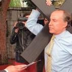 Ruiz-Mateos carga una cruz a las puertas de los juzgados de Plaza de Castilla en Madrid.