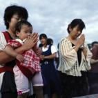 Residentes de Hiroshima rezan por las víctimas de la bomba atómica de Hiroshima del 6 de agosto de 1945, en el Hiroshima Peace Memorial Park en Hiroshima (Japón), durante la conmemoración del 67 aniversario del suceso que produjo 140.000 mue...