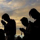 Un grupo de supervivientes de la bomba atómica de Hiroshima rezan por las víctimas del primer ataque con bomba atómica en la historia en el Parque de la Paz de Hiroshima, al oeste de Japón, en Hiroshima