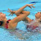 Y es que el oro está todavía muy lejos ante el poderío y hegemonía rusa. Natalia Ishchenko y Svetlana Romashina, campeonas mundiales y olímpicas, volvía a aterrorizar a los espectadores en la piscina con su coreografía de las 'muñecas di...