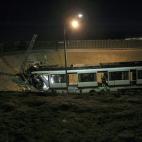 Un hombre ha sido rescatado ya sin vida, mientras que una mujer y un niño han sufrido heridas de carácter leve. El cuarto pasajero es un varón.