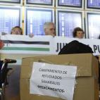 Integrantes de la delegación del movimiento de apoyo al pueblo saharaui que viaja a los campamentos de refugiados saharauis de Tinduf (Argelia), a pesar de que el Ministerio de Asuntos Exteriores y de Cooperación sigue desaconsejando ir a la z...