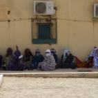 Los cooperantes españoles desplazados a los campamentos de refugiados saharauis, en la imagen un grupo de saharauis, fueron recibidos el martes como héroes entre fuertes medidas de seguridad adoptadas por la policía del Frente Polisario para ...