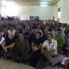 Los cooperantes españoles desplazados a los campamentos de refugiados saharauis han sido recibidos como héroes entre fuertes medidas de seguridad adoptadas por la policía del Frente Polisario para evitar el riesgo de secuestro. En la imagen c...