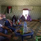 Fotos cedidas por la Coordinación Estatal de Asociaciones Solidarias con el Sahara (Ceas-Sahara) de la visita del miércoles al campamento de la delegación de cooperantes españoles. Las familias saharauis dan la bienvenida a los españoles qu...