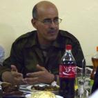 Foto cedida por la Coordinación Estatal de Asociaciones Solidarias con el Sahara (Ceas-Sahara) de la visita del jueves al campamento de la delegación de cooperantes españoles. En la imagen tomada hoy el Secretario de Estado de Seguridad Sahar...