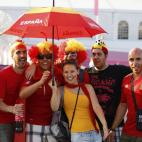 Aficionados españoles, antes de entrar al estadio.