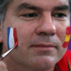 Un hombre es pintado con los colores de Francia y España.