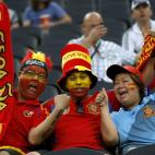 Aficionados de la selección española animan antes del comienzo del partido.