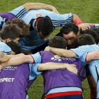 Los jugadores de la selección española hacen una piña antes del partido.