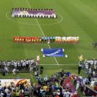 Los dos equipos, mientras suenan los himnos nacionales.