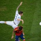 Debuchy pelea por un balón con Jordi Alba.