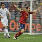 Cesc reclama un posible penalti en los primeros minutos del partido.